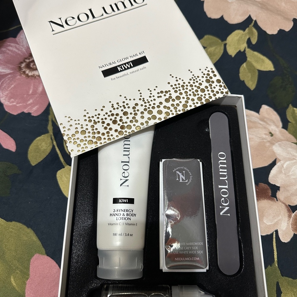 NeoLumo Natural Glow Nail Kit